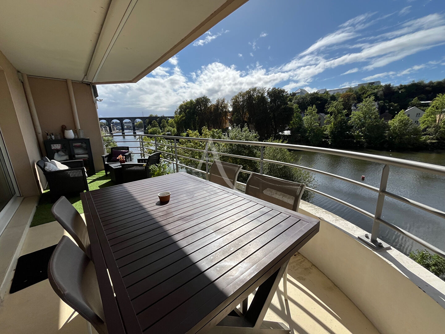 Photo Appartement Laval 3 pièce(s) 70m2 en bord de Mayenne avec terrasse, place de parking et cave image 2/6
