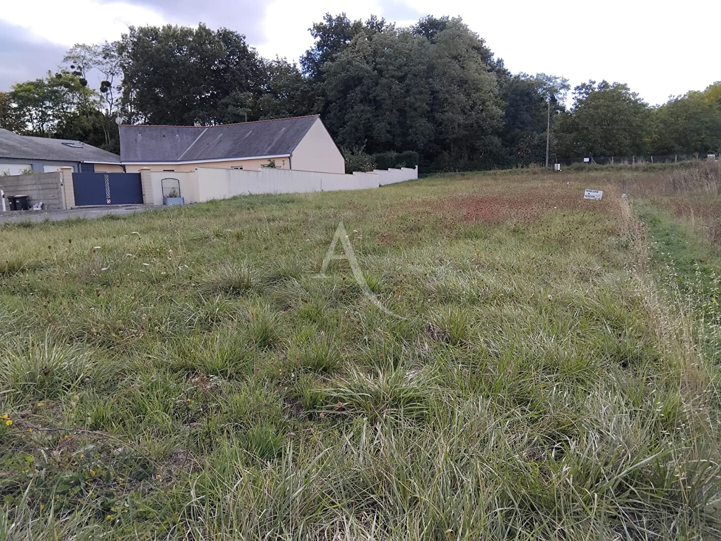 Photo Terrain constructible  à Louresse Rochemenier 851 m2 image 4/6