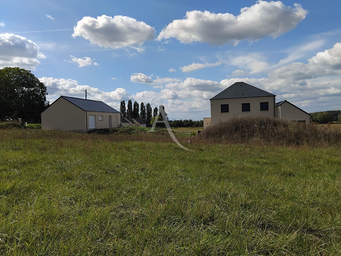 Photo Terrain constructible  à Louresse Rochemenier 851 m2 image 6/6