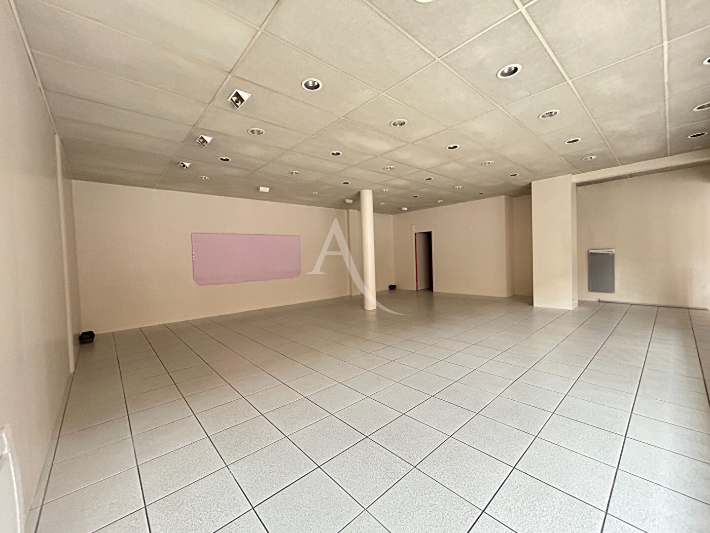 LOCAL COMMERCIAL DE 109 m² - CHATEAU-GONTIER