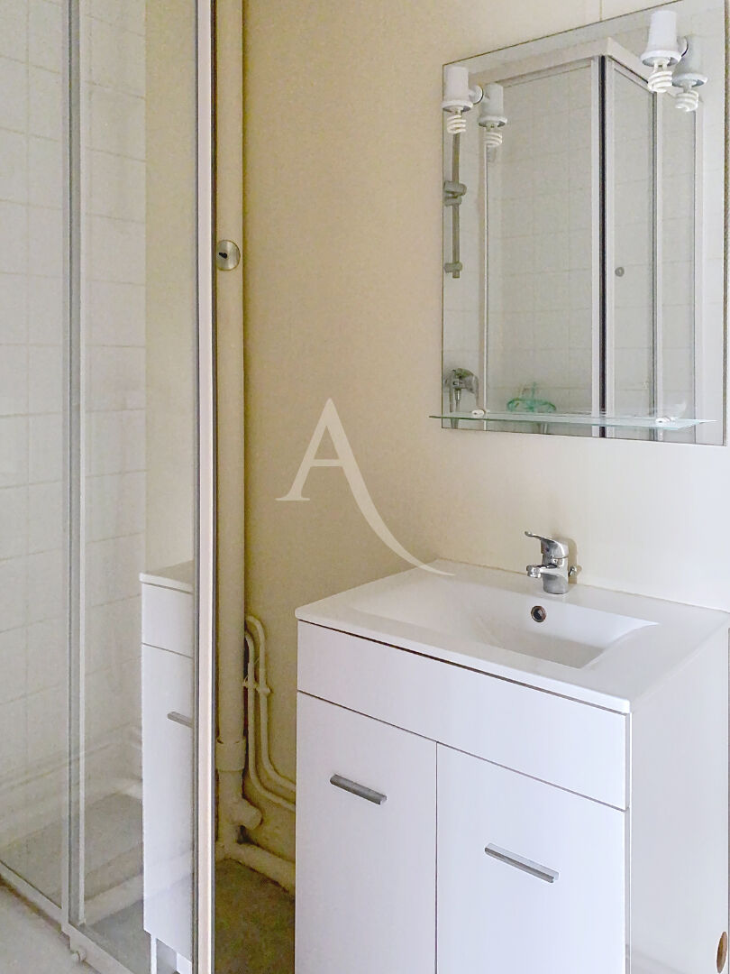 Photo T1 bis dernier étage avec vue sur parc et balcon Secteur gare image 4/6