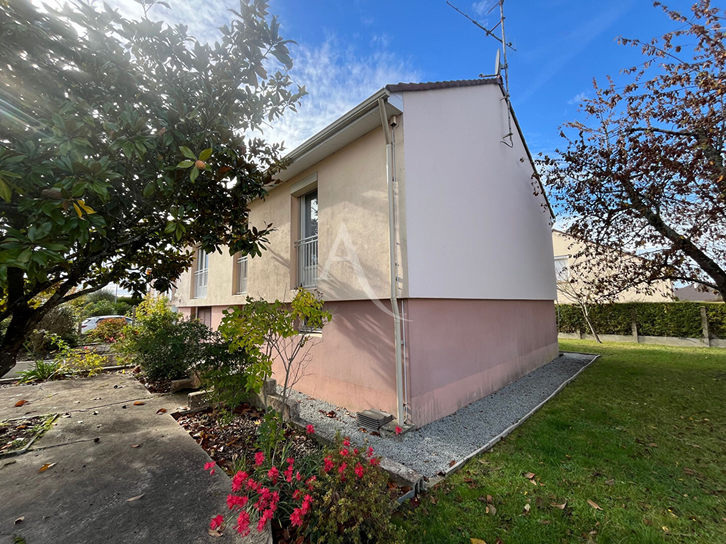 Photo Maison à fort potentiel à L'Huisserie, à seulement 300 mètres des commodités image 1/6