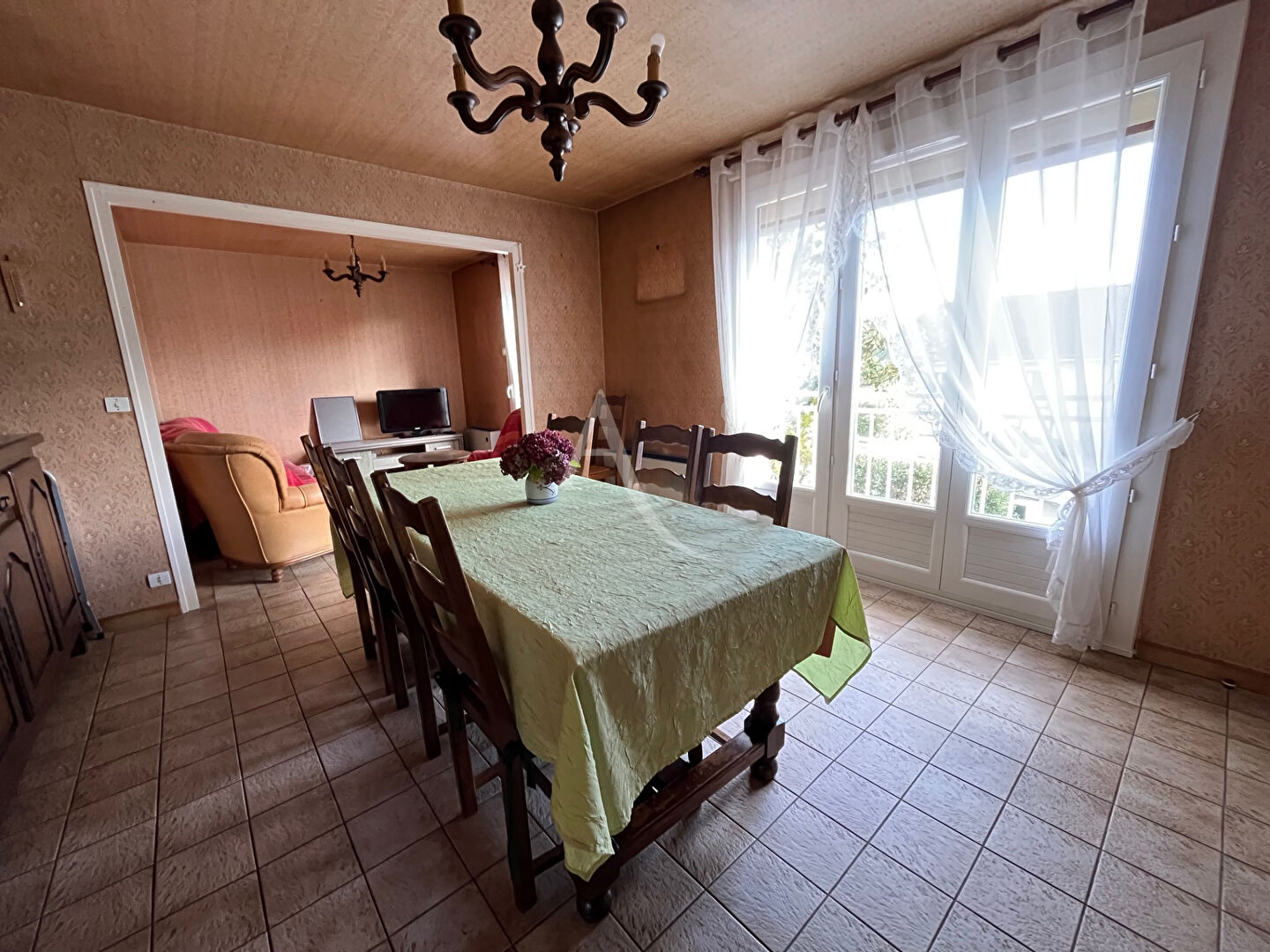 Photo Maison à fort potentiel à L'Huisserie, à seulement 300 mètres des commodités image 3/6