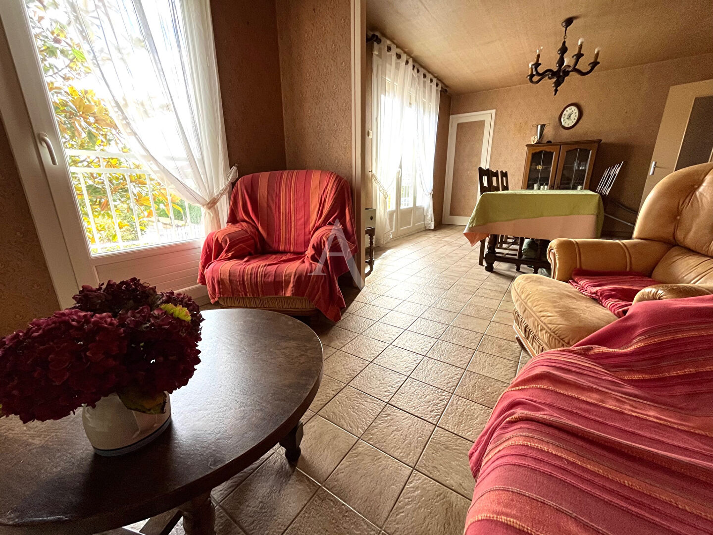 Photo Maison à fort potentiel à L'Huisserie, à seulement 300 mètres des commodités image 4/6