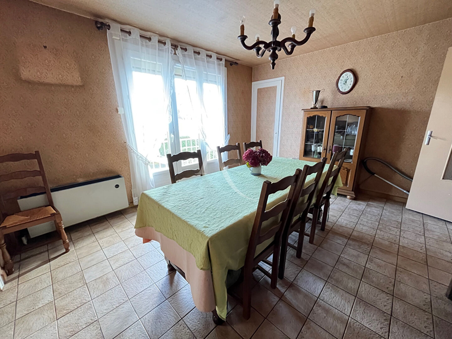 Photo Maison à fort potentiel à L'Huisserie, à seulement 300 mètres des commodités image 5/6