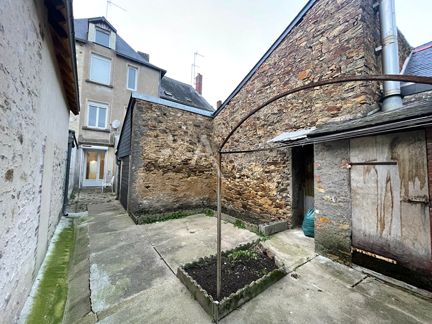 A LOUER LE LION D'ANGERS Appt T4 de 92 m2 avec petite cour fermée