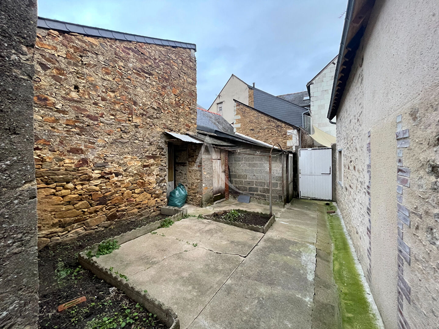 Photo A LOUER LE LION D'ANGERS Appt T4 de 92 m2 avec petite cour fermée image 2/6