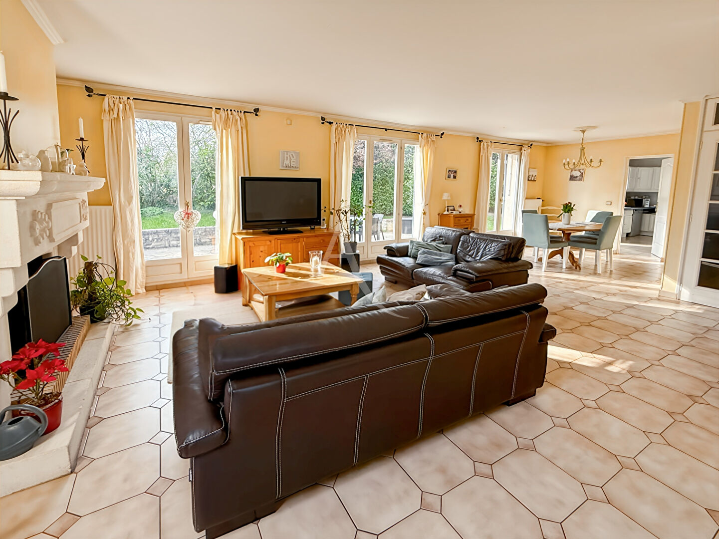 Photo A vendre à Vauréal,  dans quartier prisé, grande maison de 8 pièces avec vie de plain-pied  ! image 2/6