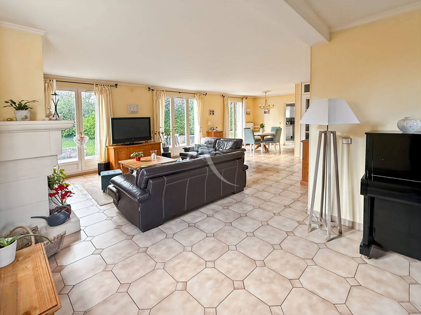 Photo A vendre à Vauréal,  dans quartier prisé, grande maison de 8 pièces avec vie de plain-pied  ! image 4/6