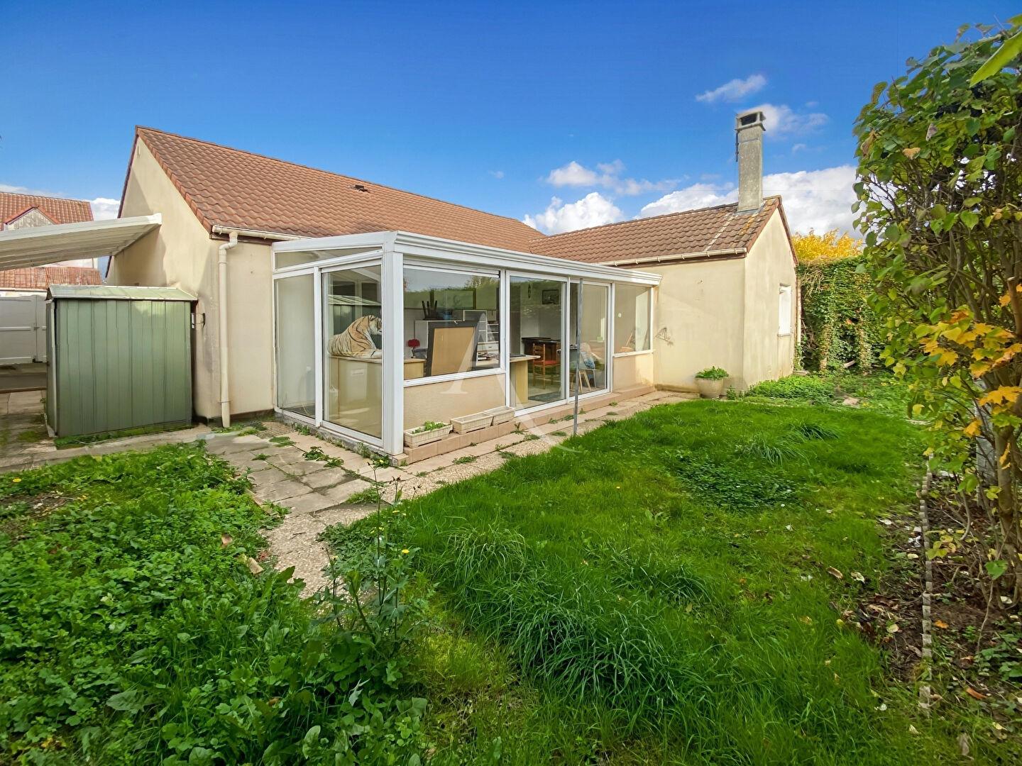 Maison PLAIN-PIED INDIVIDUELLE avec 3 chambres garage et terrain.