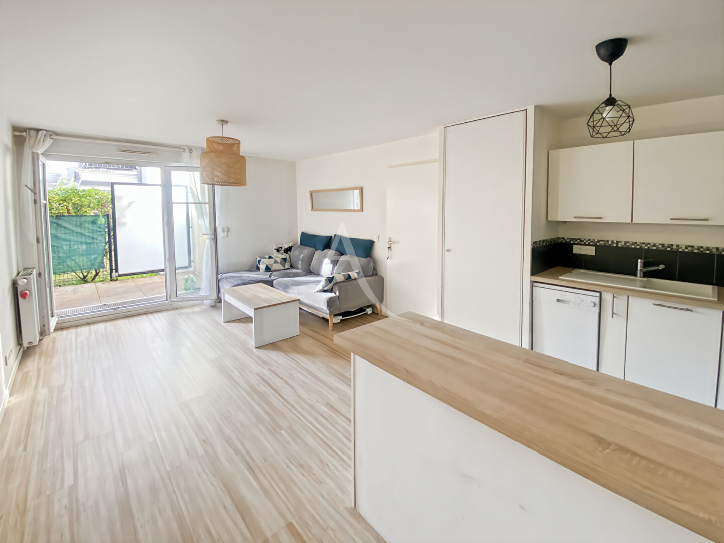 Photo RARE à VAURÉAL  Beau F2 en rez-de-jardin avec terrasse image 3/6