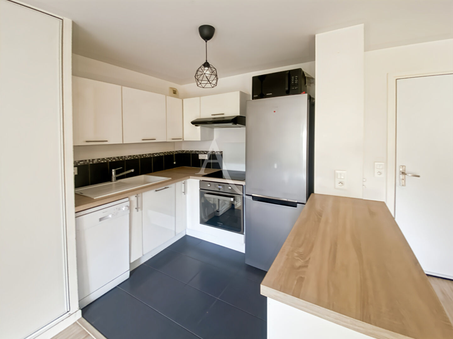 Photo RARE à VAURÉAL  Beau F2 en rez-de-jardin avec terrasse image 4/6