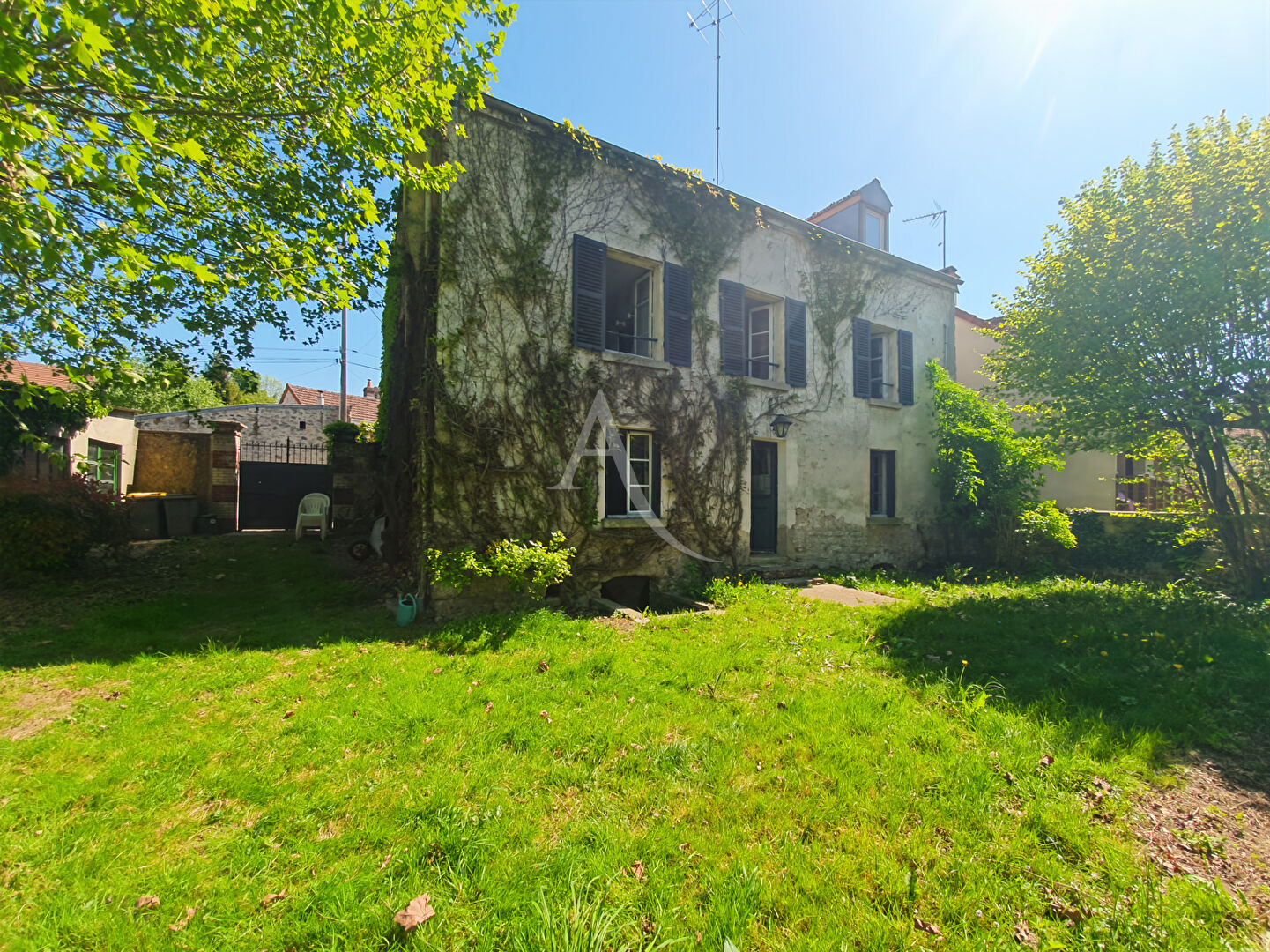 Maison 7 pièces, 160m²  + dépendances