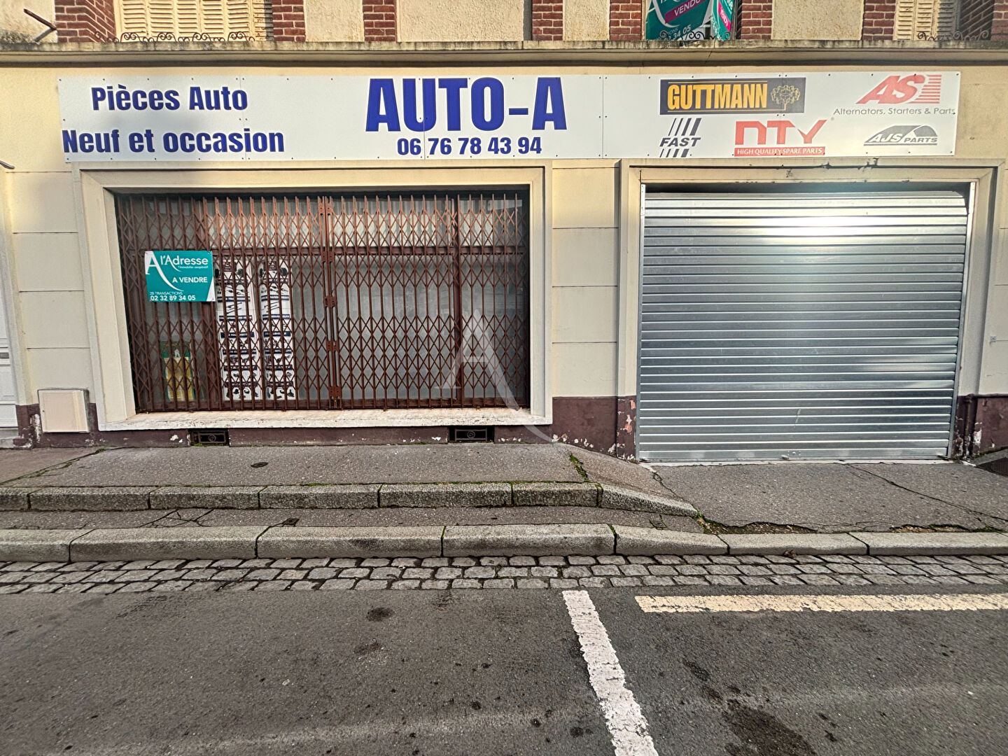 Photo Local commercial - rare image 1/3