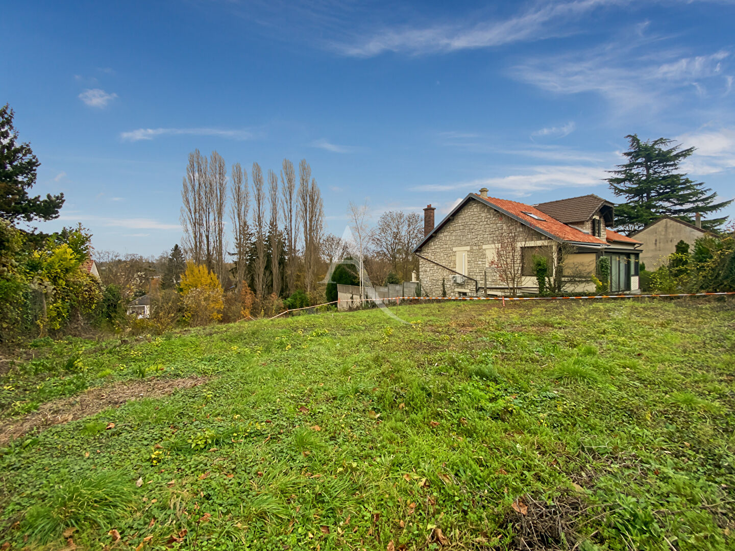 Terrain constructible  de 966 m² en plein coeur du village.