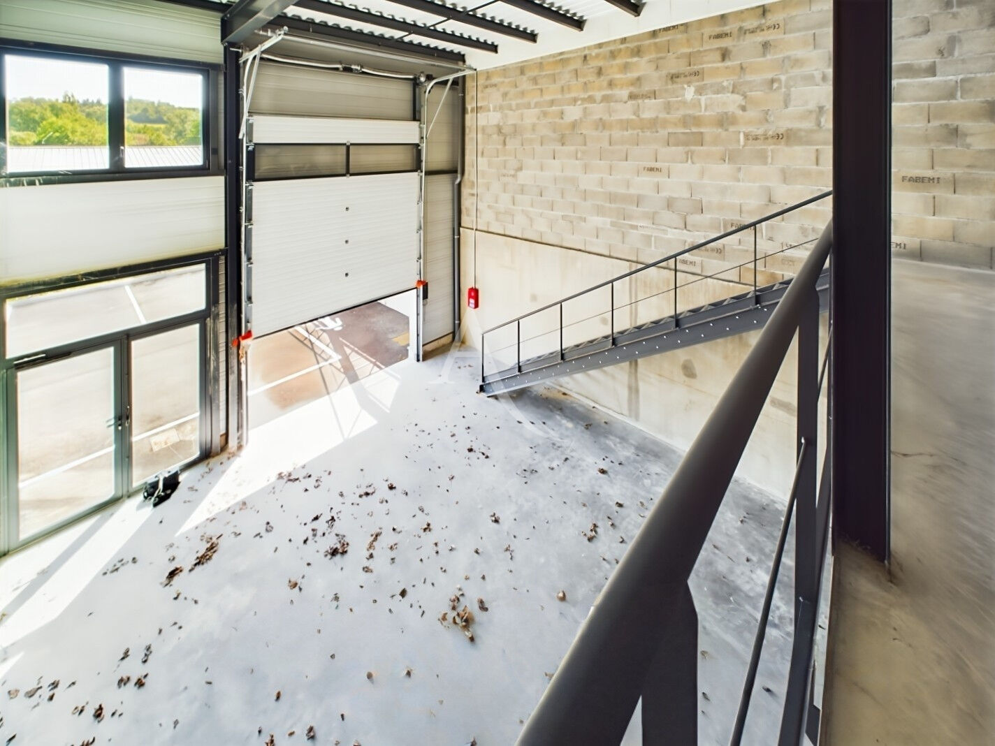 Photo Local d'activité Mesigny 150 m2 image 1/4