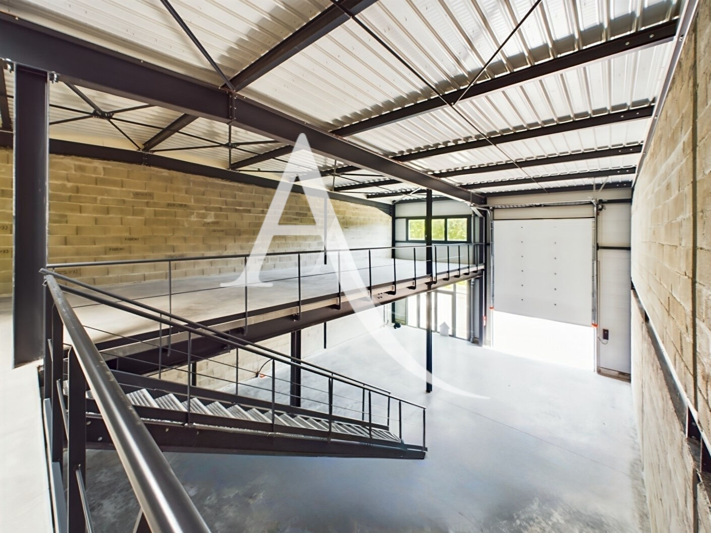 Photo Local d'activité Mesigny 230 m2 image 2/4