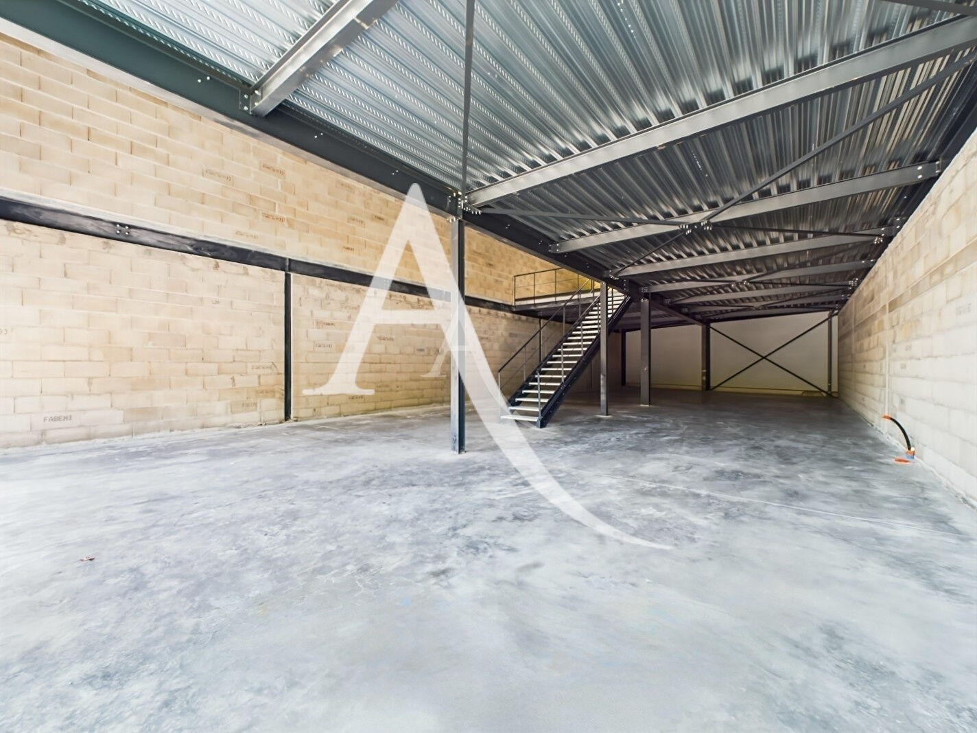 Photo Local d'activité Mesigny 230 m2 image 3/4