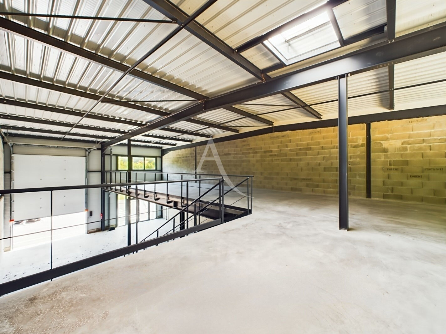 Local d'activité Mesigny 193m²