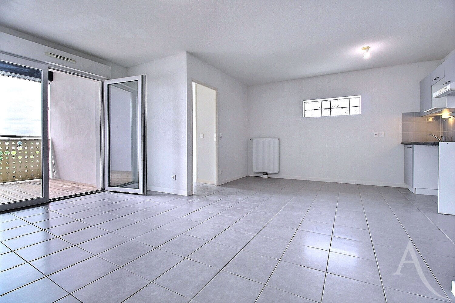 À VENDRE - Appartement T3 avec balcon et parkings
