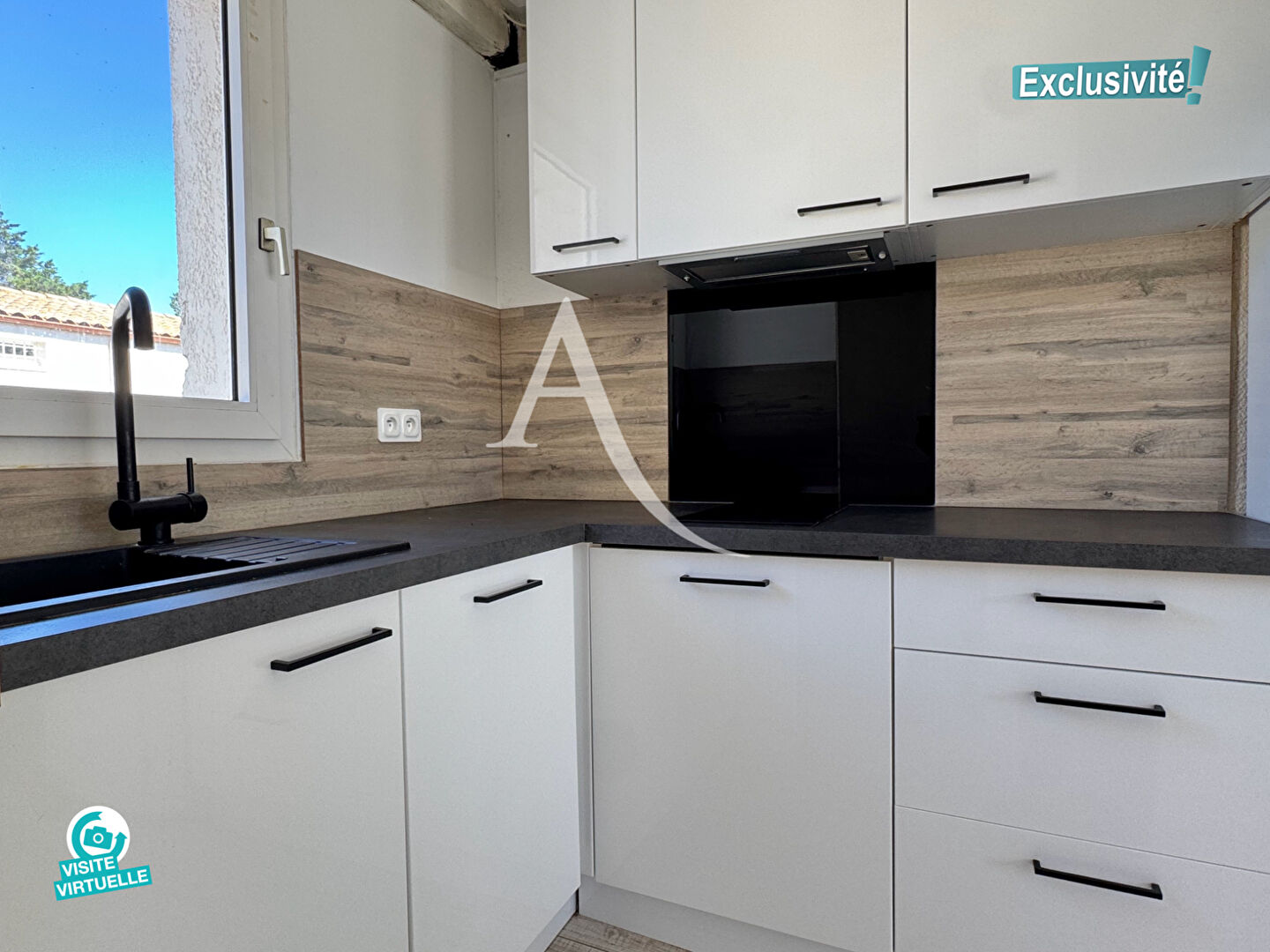 EXCLUSIVITÉ - LA GRANDE MOTTE - QUARTIER DU GOLF - RÉSIDENCE AVEC PISCINE - COQUETTE VILLA MITOYENNE EN DUPLEX - 2 PIÈCES  + MEZZANINE - 37 M2 ENVIRON DONT MEZZANINE (28,71 M2 Carrez) - 2 TERRASSES - PARKING PRIVATIF - PROXIMITÉ IMMÉDIATE DU GOLF