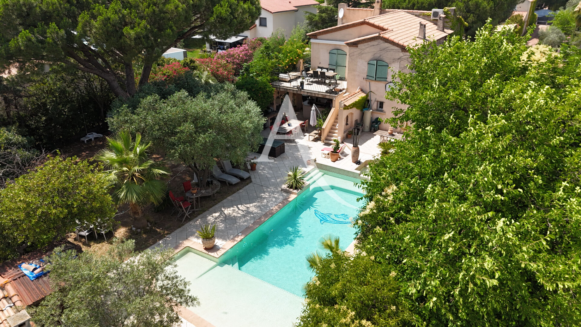 VILLA pleine de cachet au coeur de Pérols - 200m² - 5 chambres - Terrain  de plus de 1300 m² Piscine Bien-être - Fort  potentiel - Garage.
