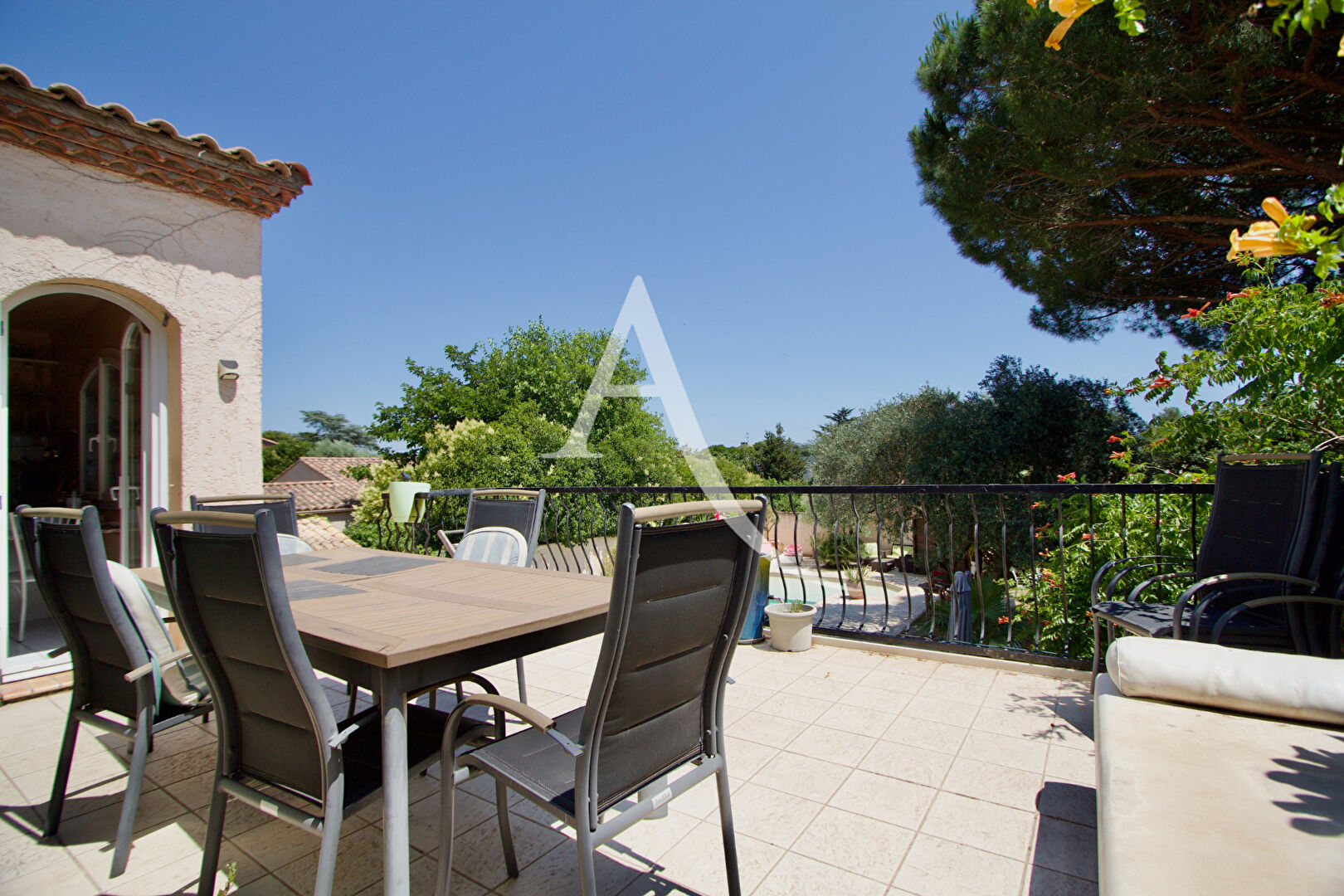 Photo VILLA pleine de cachet au coeur de Pérols - 200m² - 5 chambres - Terrain  de plus de 1300 m² Piscine Bien-être - Fort  potentiel - Garage. image 2/6