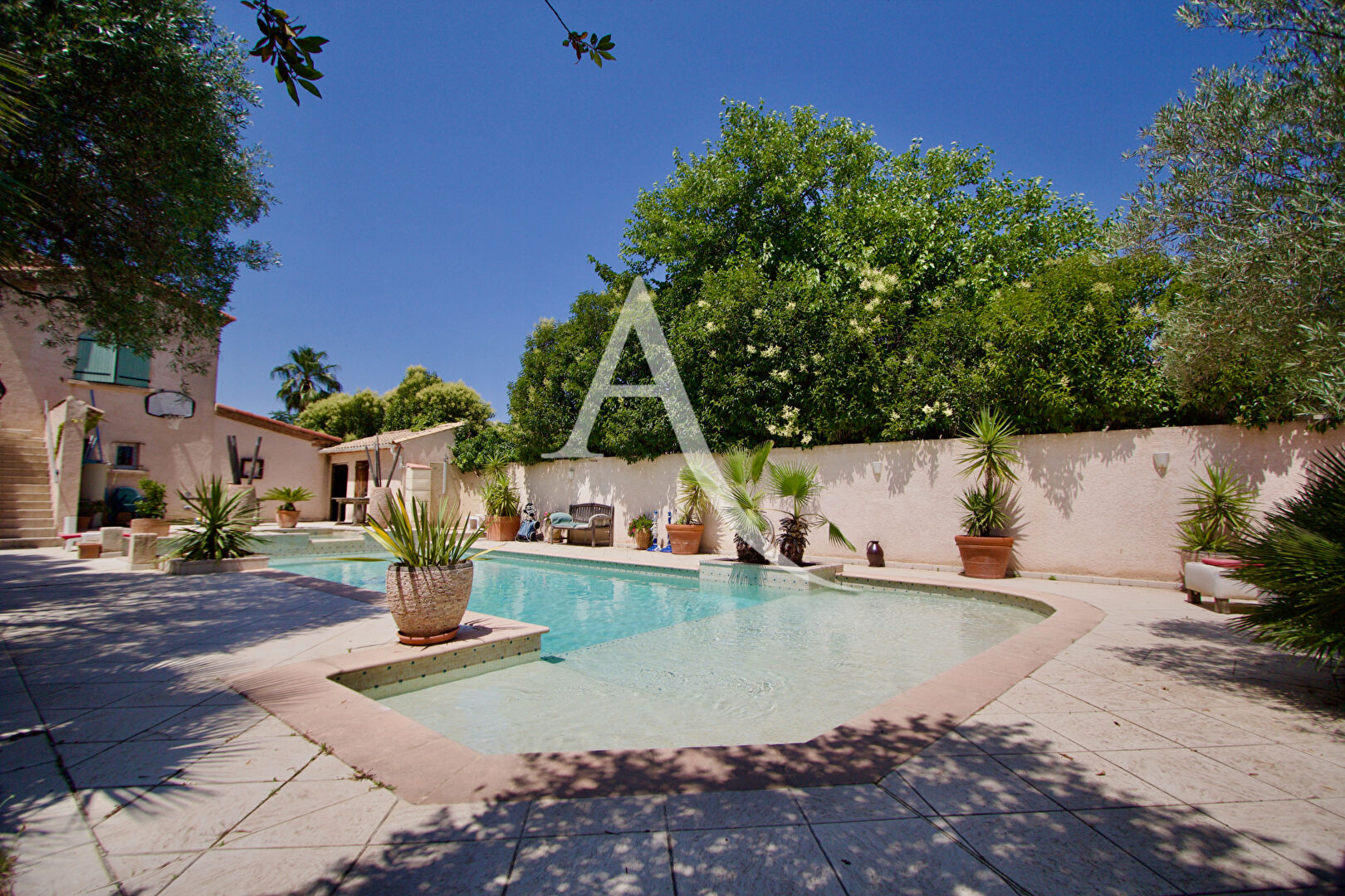 Photo VILLA pleine de cachet au coeur de Pérols - 200m² - 5 chambres - Terrain  de plus de 1300 m² Piscine Bien-être - Fort  potentiel - Garage. image 3/6
