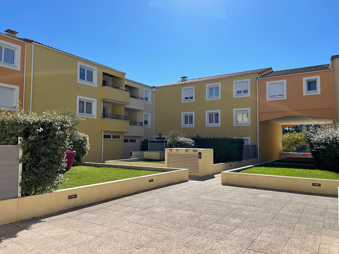 EXCLUSIVITÉ SUR PÉROLS - CENTRE VILLE - APPARTEMENT TRAVERSANT 3 PIÈCES MEUBLÉ - 57 M2 - GARAGE (BOX) - TERRASSE + BALCON