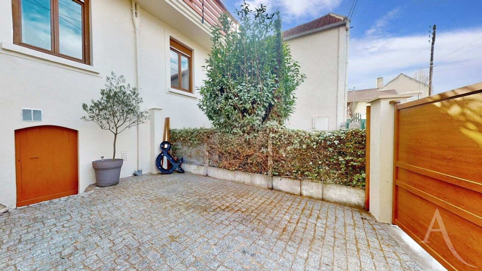 Maison 4 chambres Chapet 131m² avec cour VENDU LOUÉ