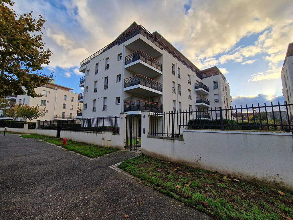 Bel Appartement 3 pièces de 55.71 m² en bords de Seine avec un beau balcon