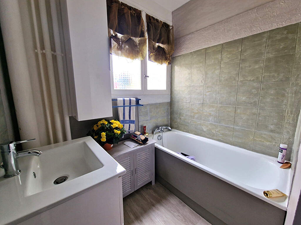 Photo Bel appartement à Mantes La Jolie 2 pièces de 52 m² avec cave et un parking image 5/6