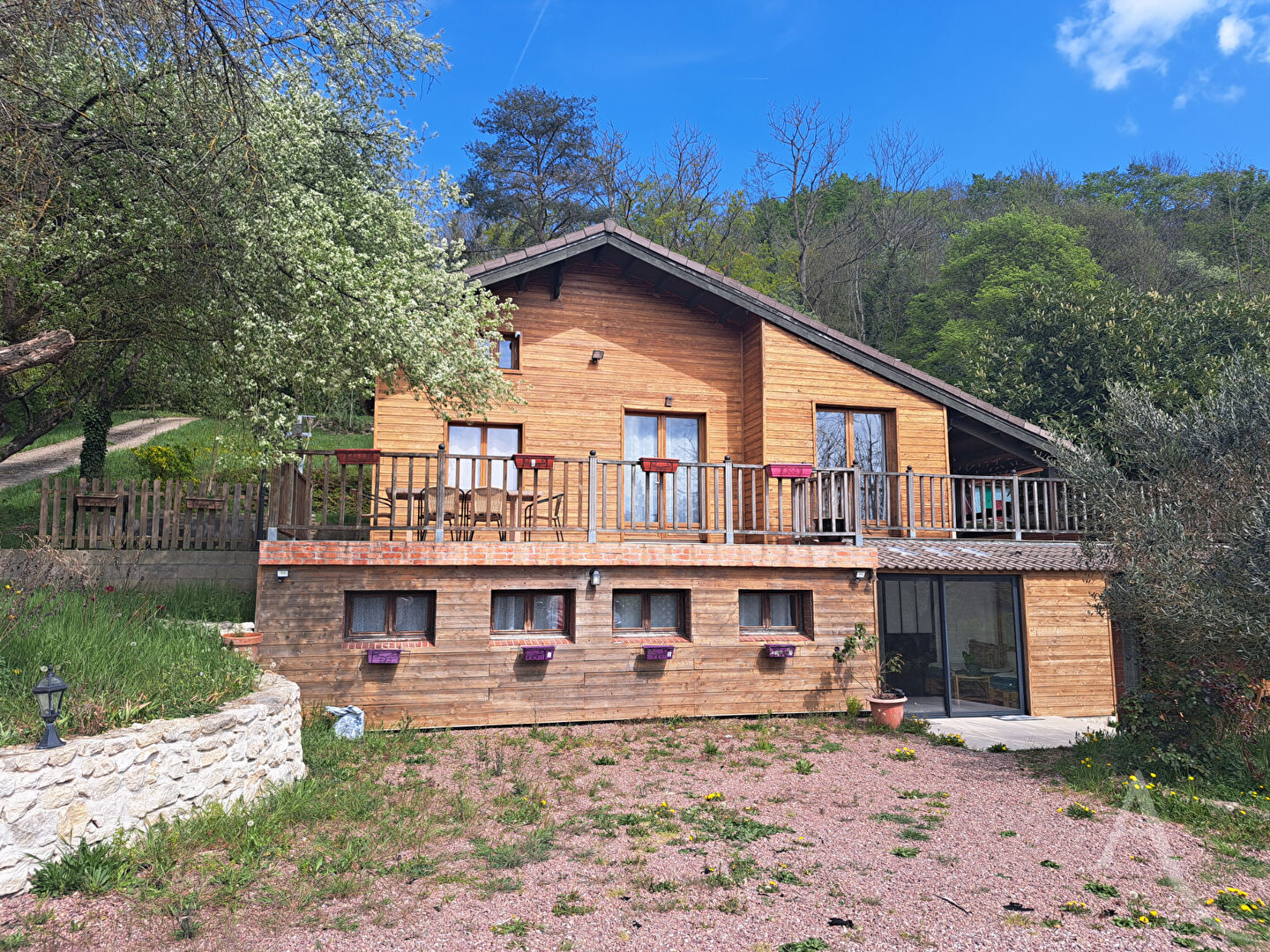 Très rare, belle maison en bois de 162m² sur un parc de 5233m² de terrain à GUERVILLE