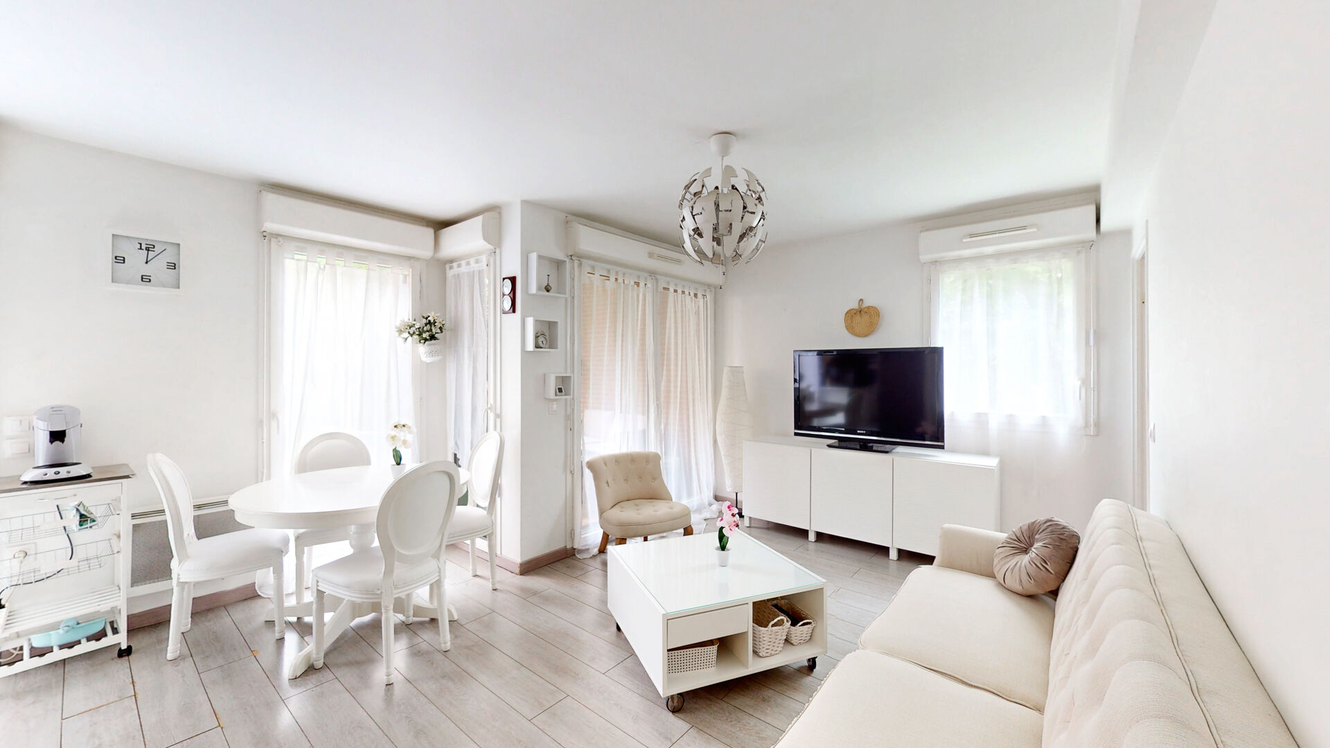 Bel appartement rez de jardin  de 60m² et 2 places de parking à 10 minutes à pied de la gare de MANTES LA JOLIE