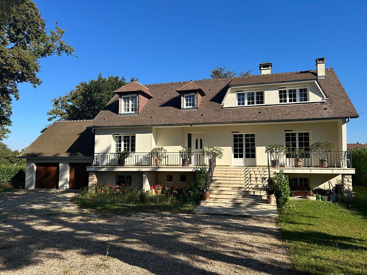 Belle demeure de 200m² , 5 Chambres, sur sous sol total, un terrain de 1400 m² à GUERNES