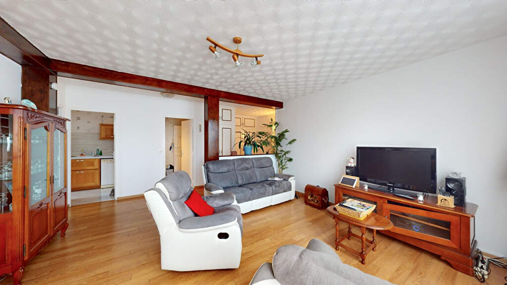 LOCATION : appartement de 5 pièces (82,53 m² Carrez) à MANTES LA VILLE