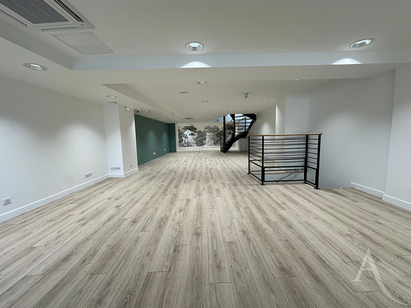 Photo Immeuble de 296m² refait entièrement au coeur de Mantes la jolie image 2/6