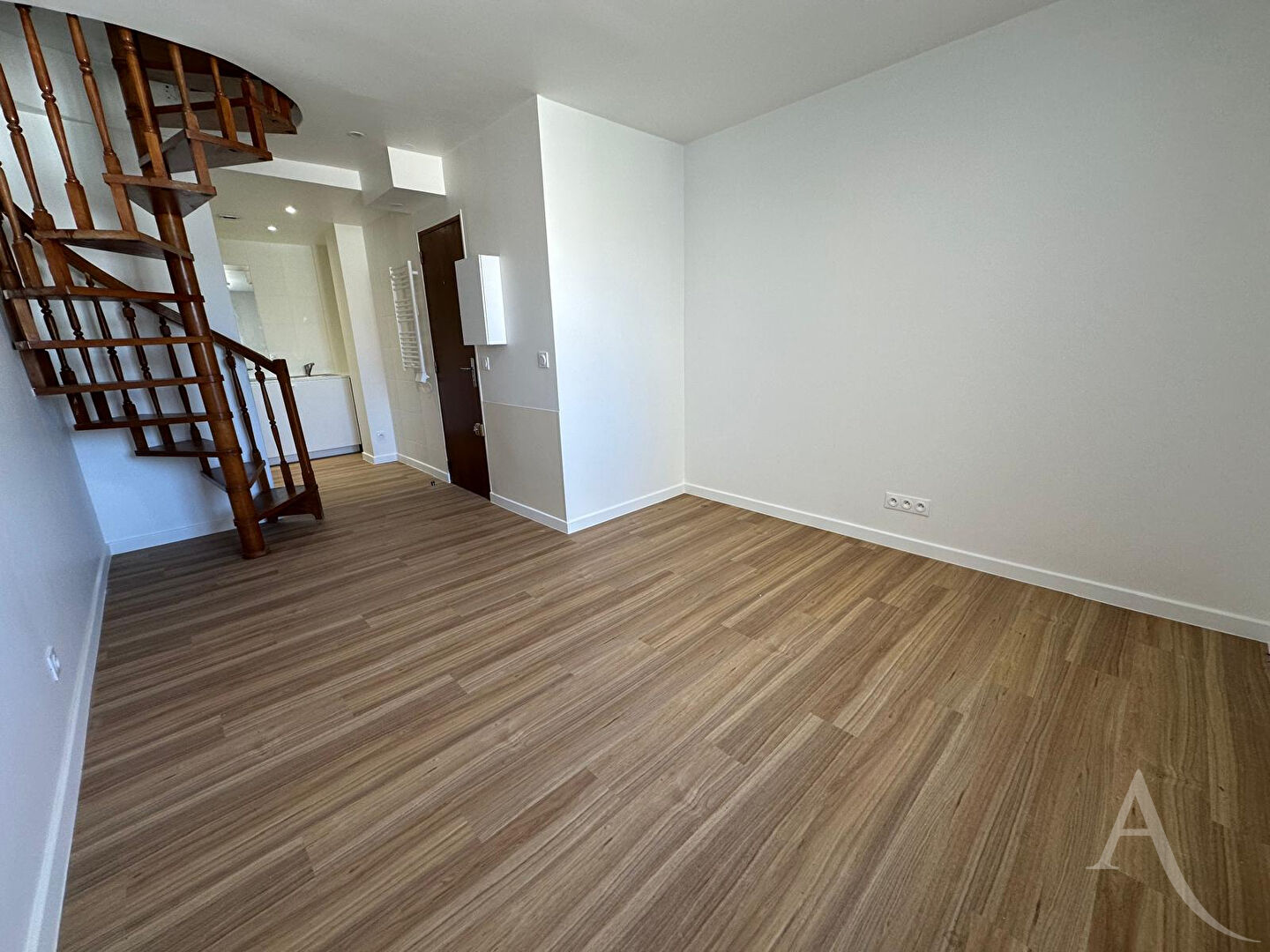 Beau duplex entièrement rénové 1 ch et 1 bureau à 5 min de la gare.