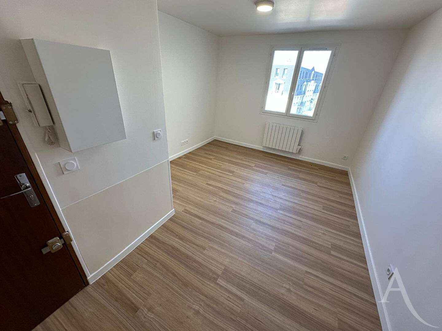 Photo Beau duplex entièrement rénové 1 ch et 1 bureau à 5 min de la gare. image 2/6