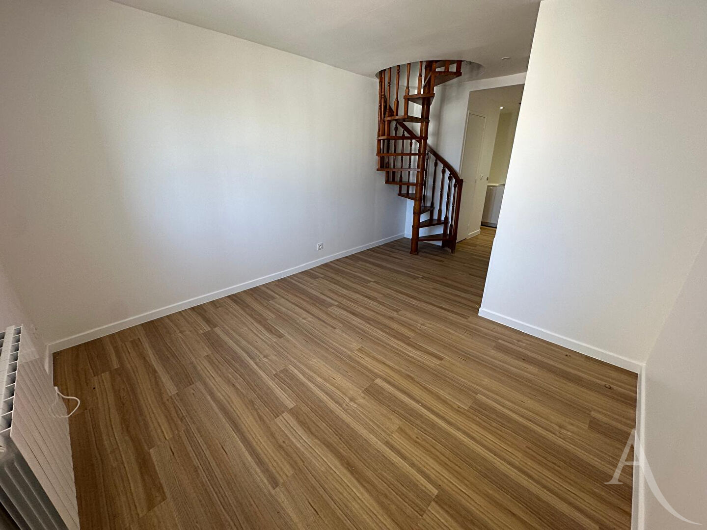 Photo Beau duplex entièrement rénové 1 ch et 1 bureau à 5 min de la gare. image 3/6