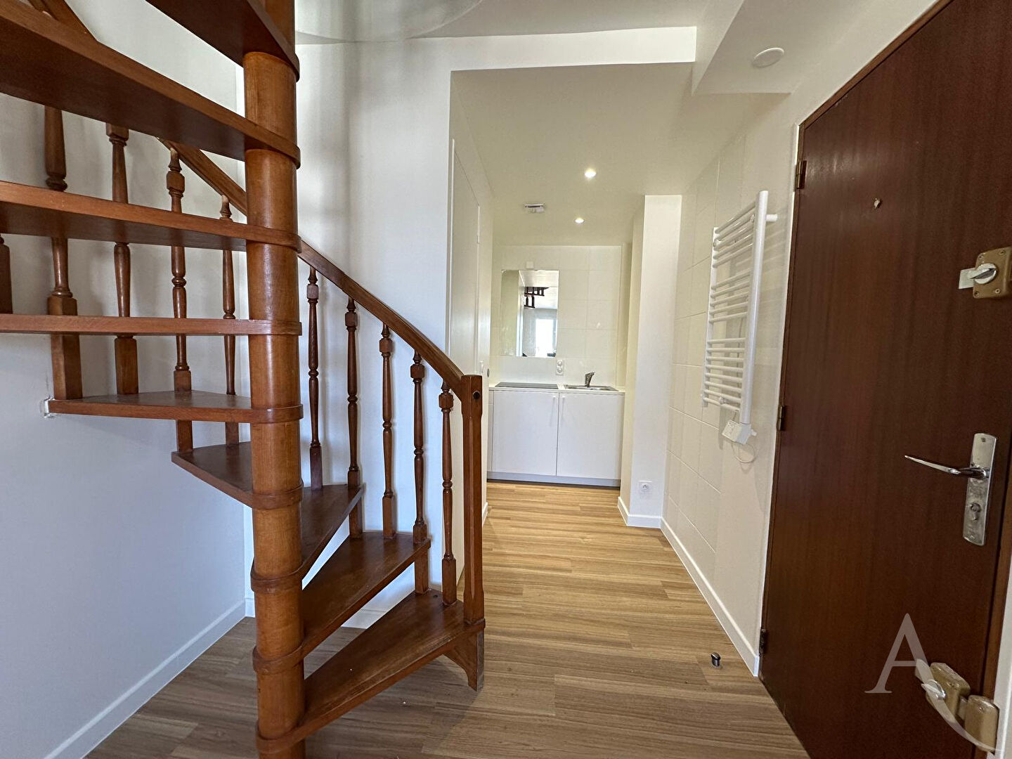 Photo Beau duplex entièrement rénové 1 ch et 1 bureau à 5 min de la gare. image 5/6