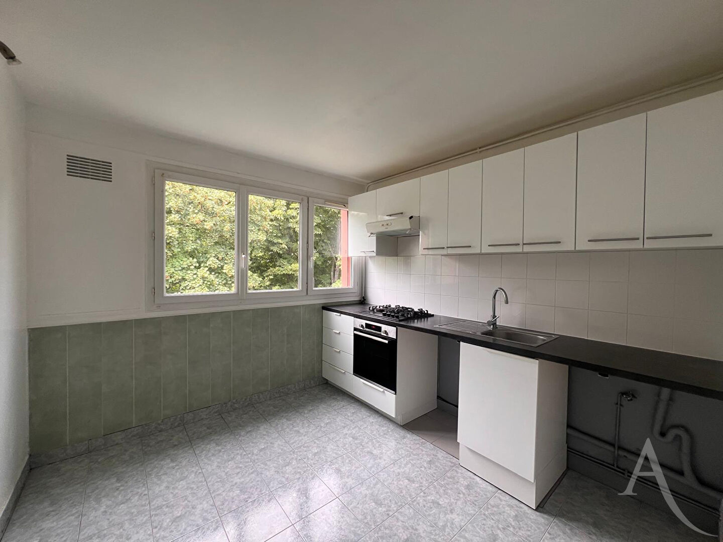 Photo À louer - Appartement 4 pièces de 76,85m2 à AUBERGENVILLE image 3/6