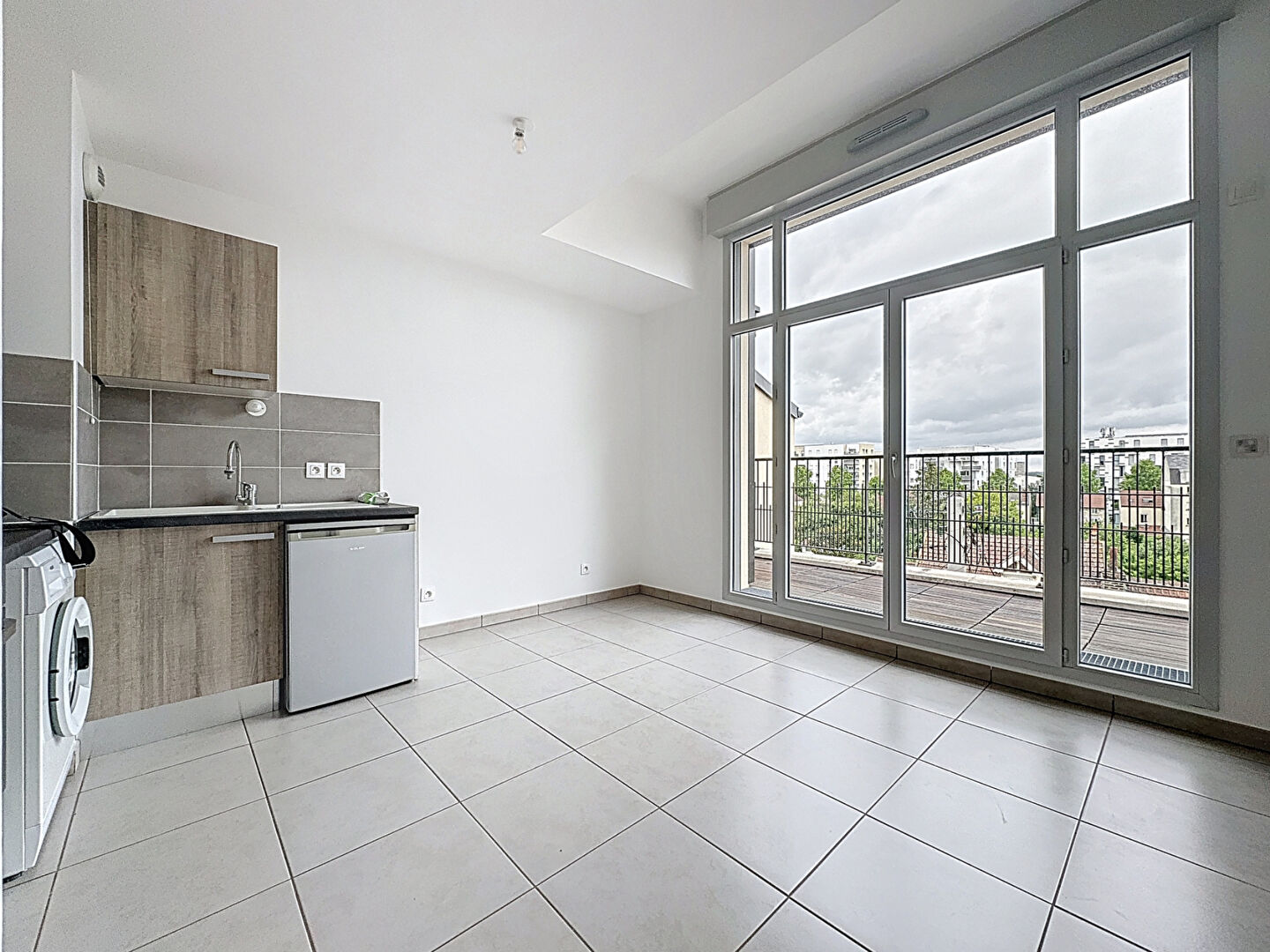 Photo Appartement F2 à Mantes La Ville à 5min de la Gare de Mantes la Jolie et 1 place de parking image 1/6