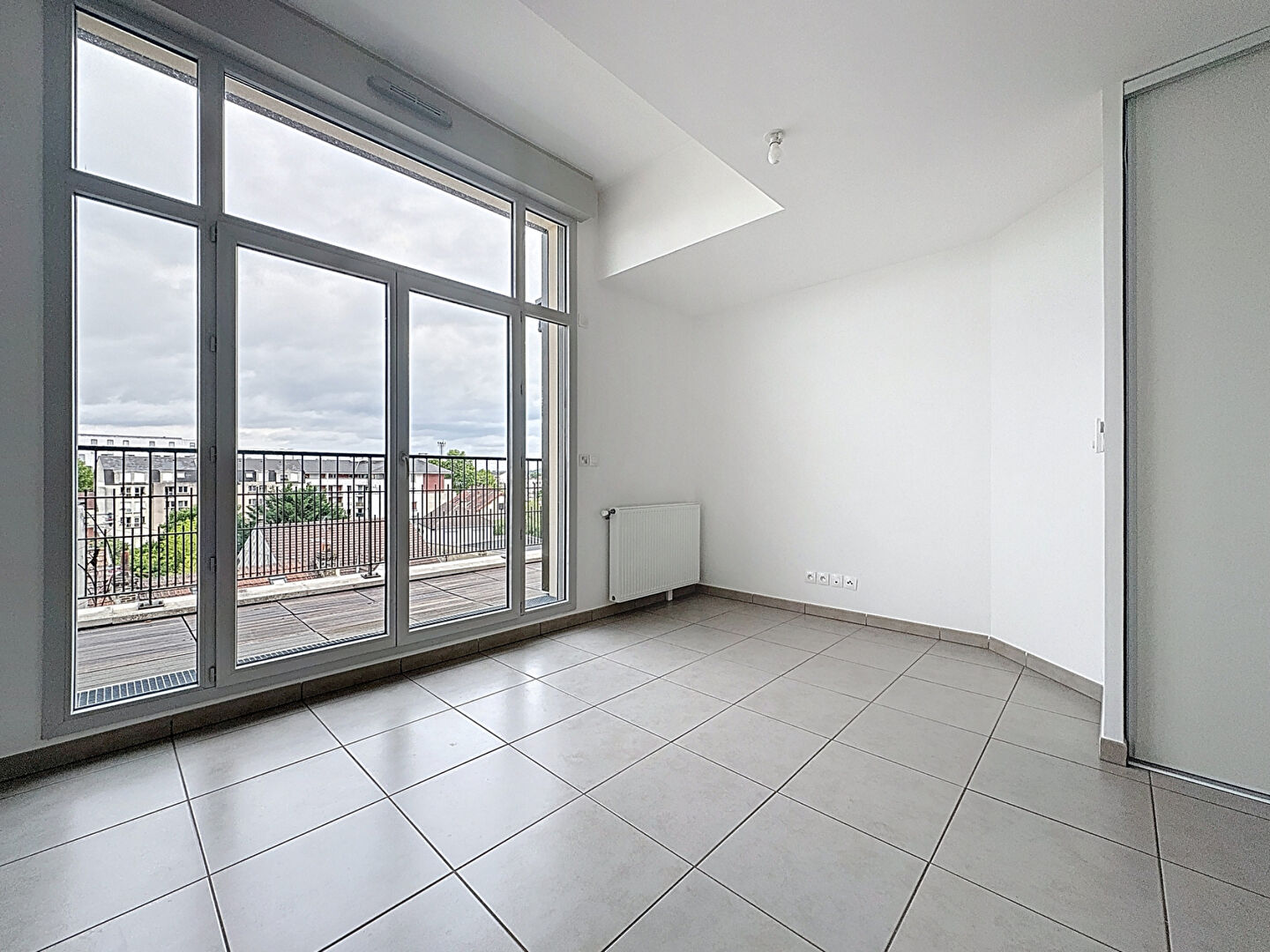 Photo Appartement F2 à Mantes La Ville à 5min de la Gare de Mantes la Jolie et 1 place de parking image 4/6