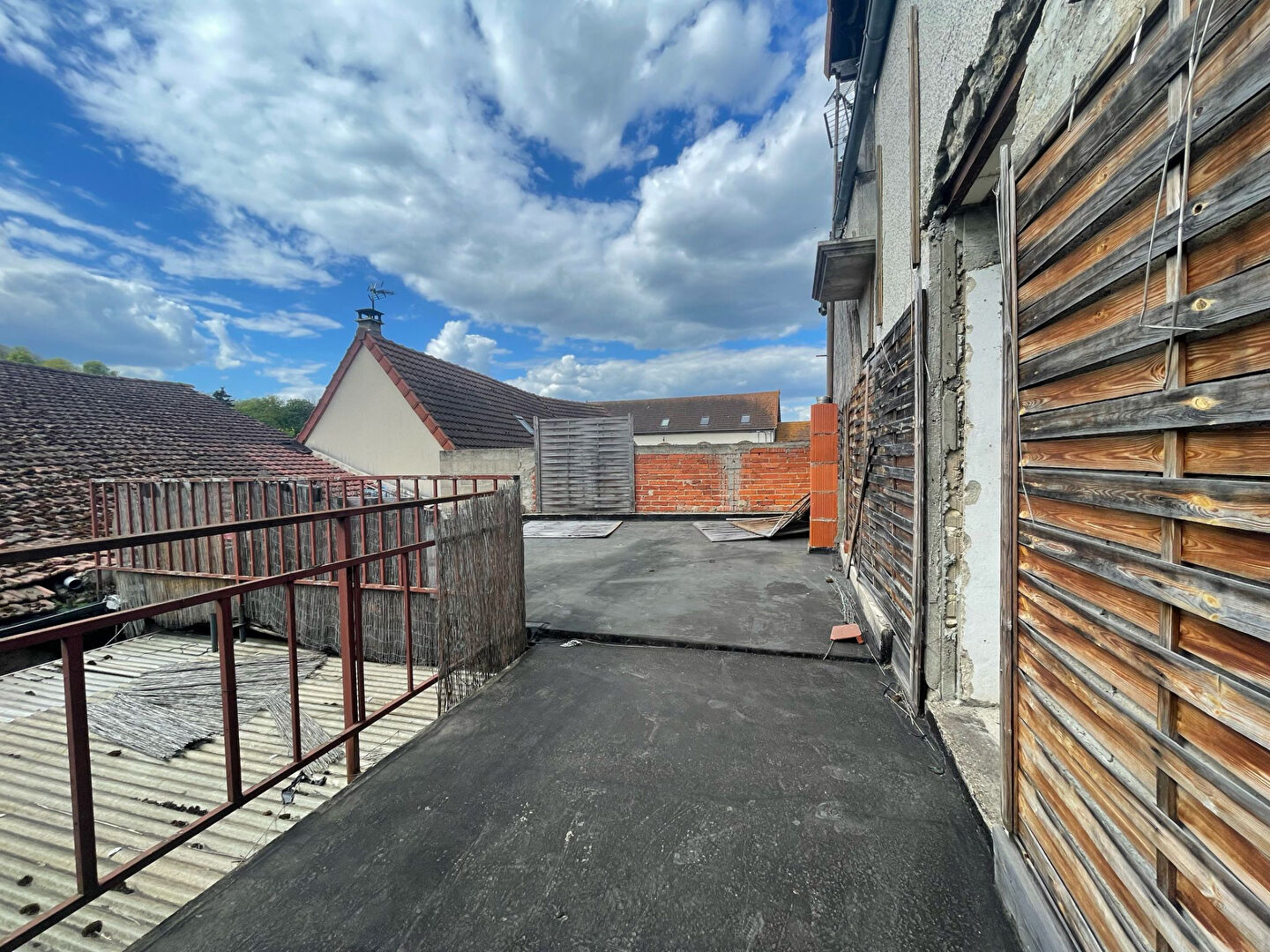 Photo Ensemble immobilier à fort potentiel avec local commercial en RDC + habitation à rénover. image 2/6