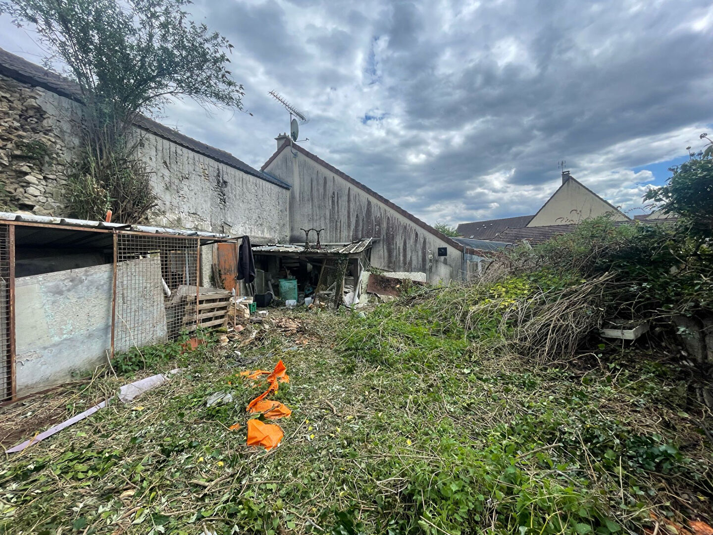 Photo Ensemble immobilier à fort potentiel avec local commercial en RDC + habitation à rénover. image 3/6