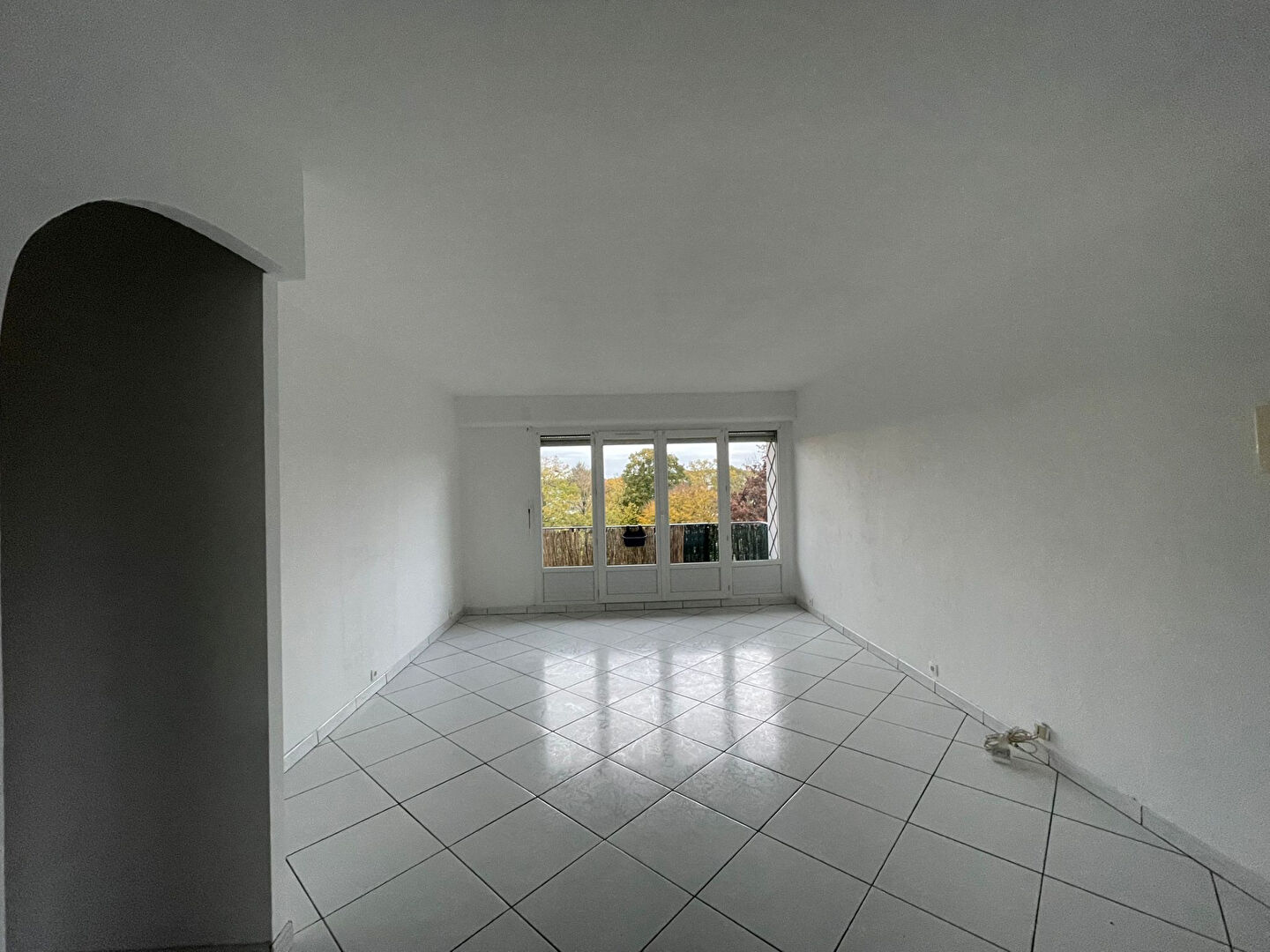 Photo Appartement Aubergenville 3 pièce(s) 63 m2 - 2 CHAMBRES - CAVE - BALCON image 2/6