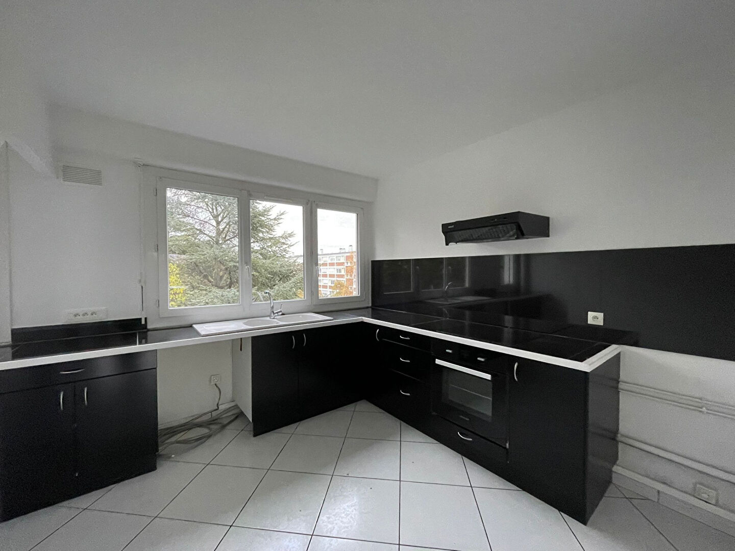 Photo Appartement Aubergenville 3 pièce(s) 63 m2 - 2 CHAMBRES - CAVE - BALCON image 5/6