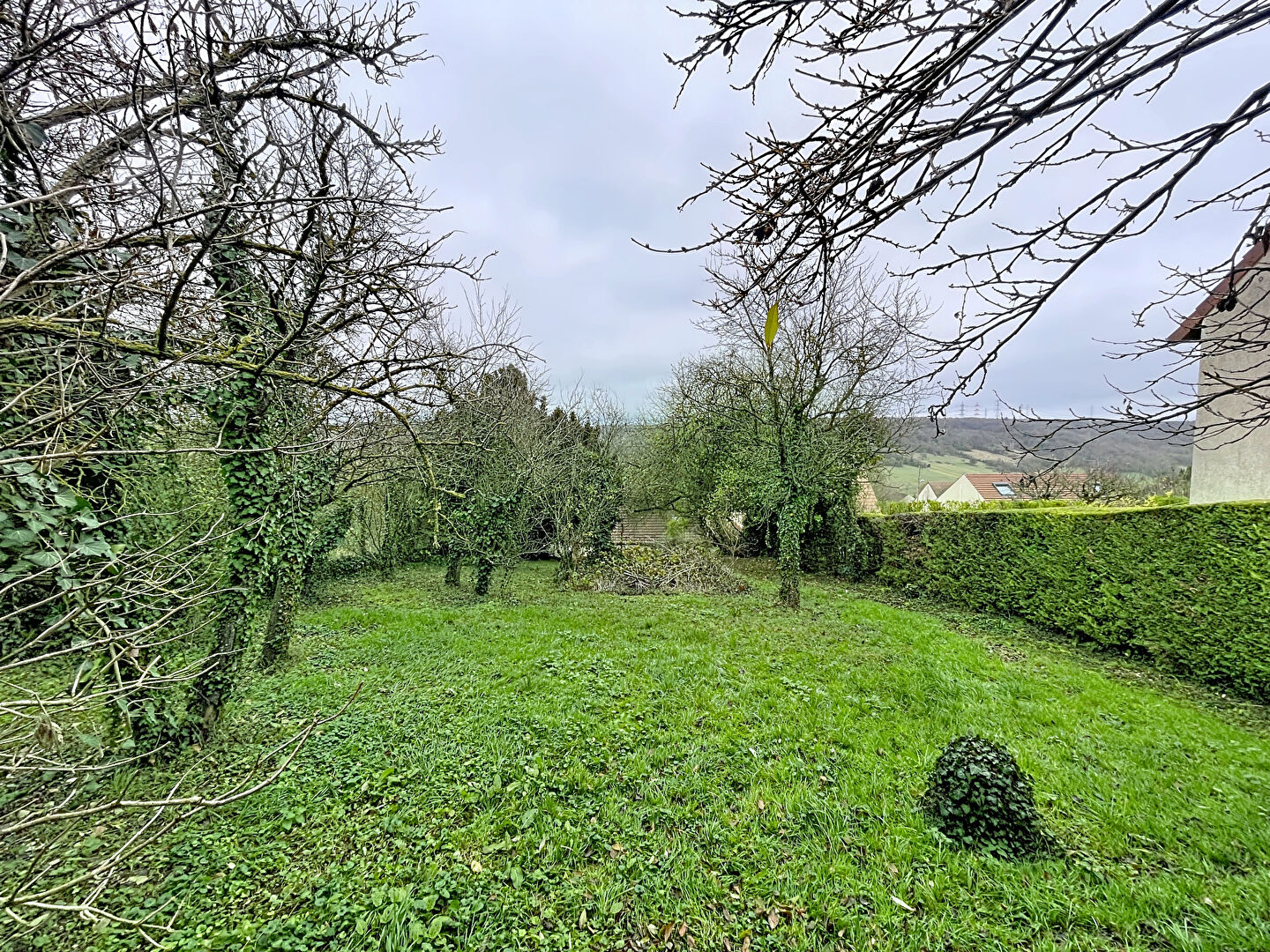 Photo Terrain constructible de 570m² à Guerville image 2/3