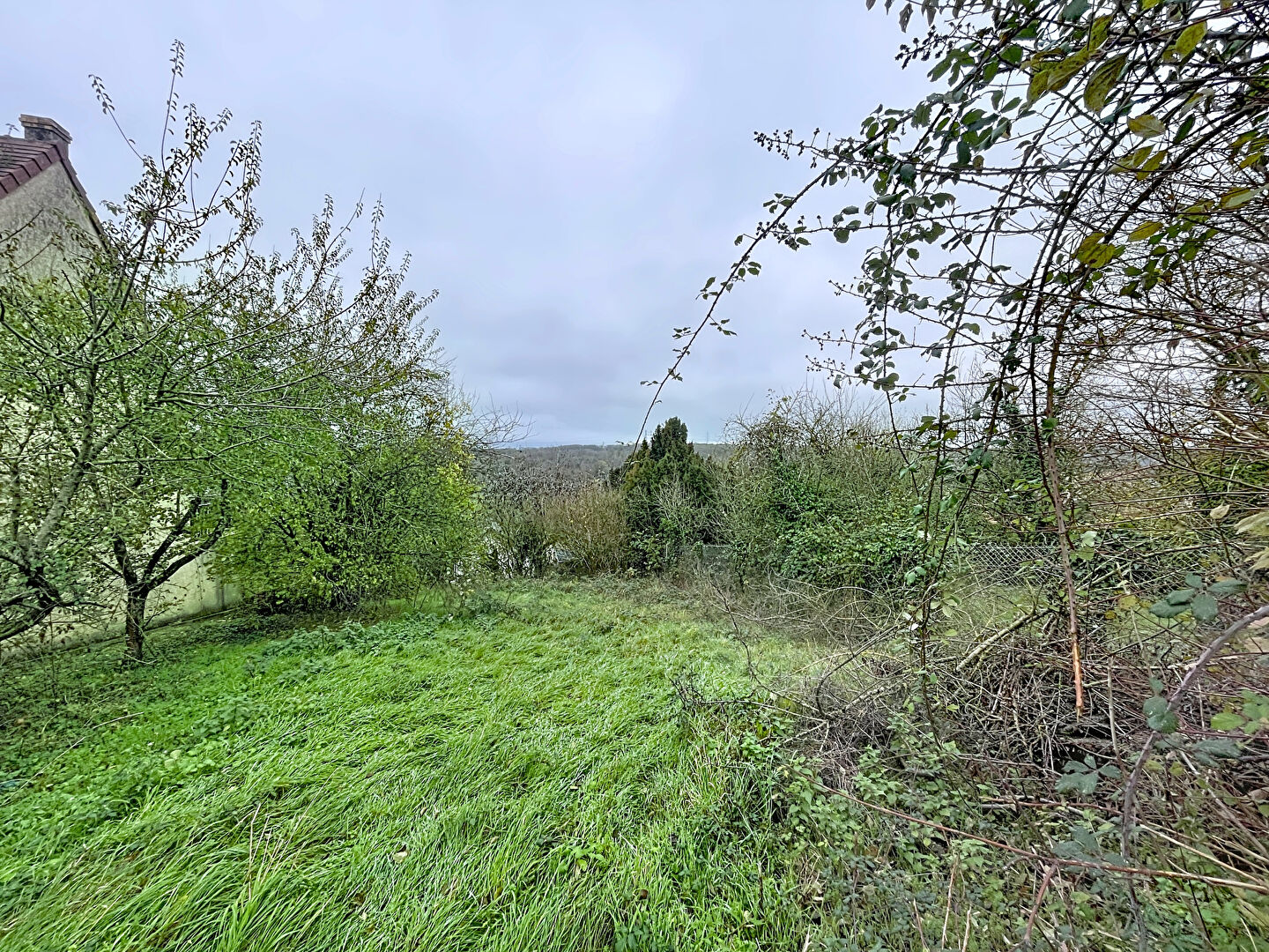 Photo Terrain constructible de 570m² à Guerville image 3/3